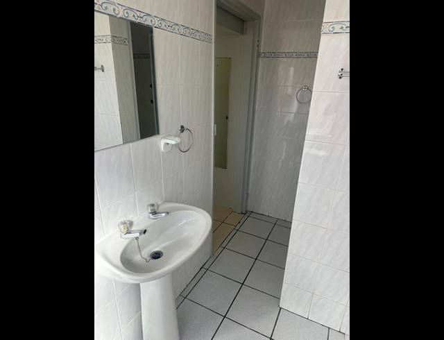 1 BEDROOM PROPERTY TO RENT IN FISH HOEK